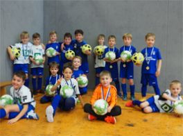 Neue Bälle und Trainingsanzüge für die F2-Junioren