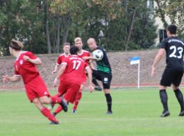 Elias Kindl versucht den Zugriff gegen Reppichau