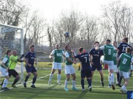 Moritz Alicke köpft zum 1:0 für Turbine ein