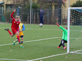 Tim Riechert verpasst knapp den Ball gegen Reußen