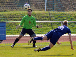 Tim Riechert köpft zum 1:0 für Turbine ein (Foto: B.Mandel)