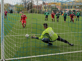 Janos Körtge scheitert auch im 2.Versuch an Eislebens Keeper Nemeth