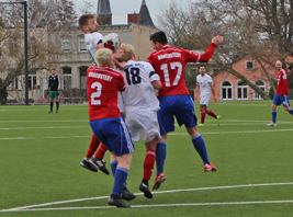 Tim Riechert und Christoph Hoberg im Kopfballduell gegen Brachstedt