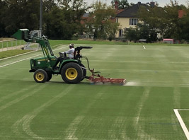 Der Kunstrasenplatz wurde am Montag besandet