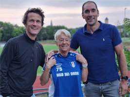 Rico und Hayo überreichen Hilde ihr Jubiläumstrikot
