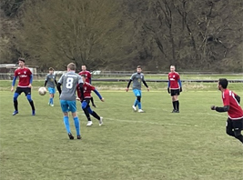 Unsere B-Junioren (weinrot) gewinnen 2:0 in Naumburg