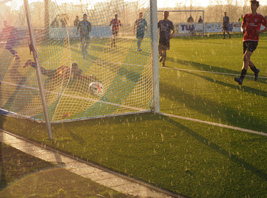 Unsere B-Junioren (weinrot) gewinnen 2:0 in Naumburg
