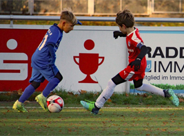 Unsere E1-Junioren (rot) unterliegen dem VfL 96