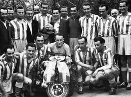 Wenige Wochen nach der Partie in Erfurt nimmt Turbines Mannschaft die Meisterschale in Empfang