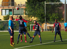 Kim Larsen köpft (noch) erfolglos auf das HSC-Tor