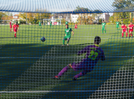 Rezan Kasem erzielt vom Punkt das 3:0 für Kine em bei Turbine III