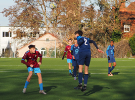 Jesper Ries (Nr. 2) köpft für die B2-Junioren beim 6:0-Sieg gegen Zeitz