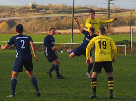 Sascha Gerber im Kopfballduell für Turbine in Emseloh
