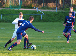Gregor Zahn (blau) im Duell beim SV Rotation