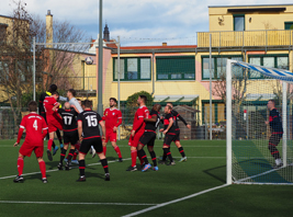 Einmal mehr klärt Weißenfels' Keeper Ungureanu die Situation
