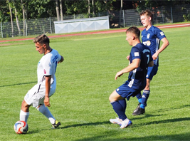 Sascha Gerber und Carl Vincent Ulbrich lauern auf den Ball gegen Zorbau