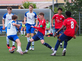 Unsere B1-Junioren (weiß) unterliegen dem VfL 96 mit 0:2.