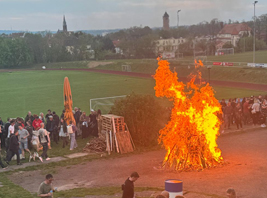 Erneut kamen 400 Gäste zum Osterfeuer 2025 auf den Felsen