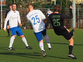 Johann Kowalewicz (Nr. 25 weiß) verliert mit Turbine 0:1 gegen TuS Leutzsch